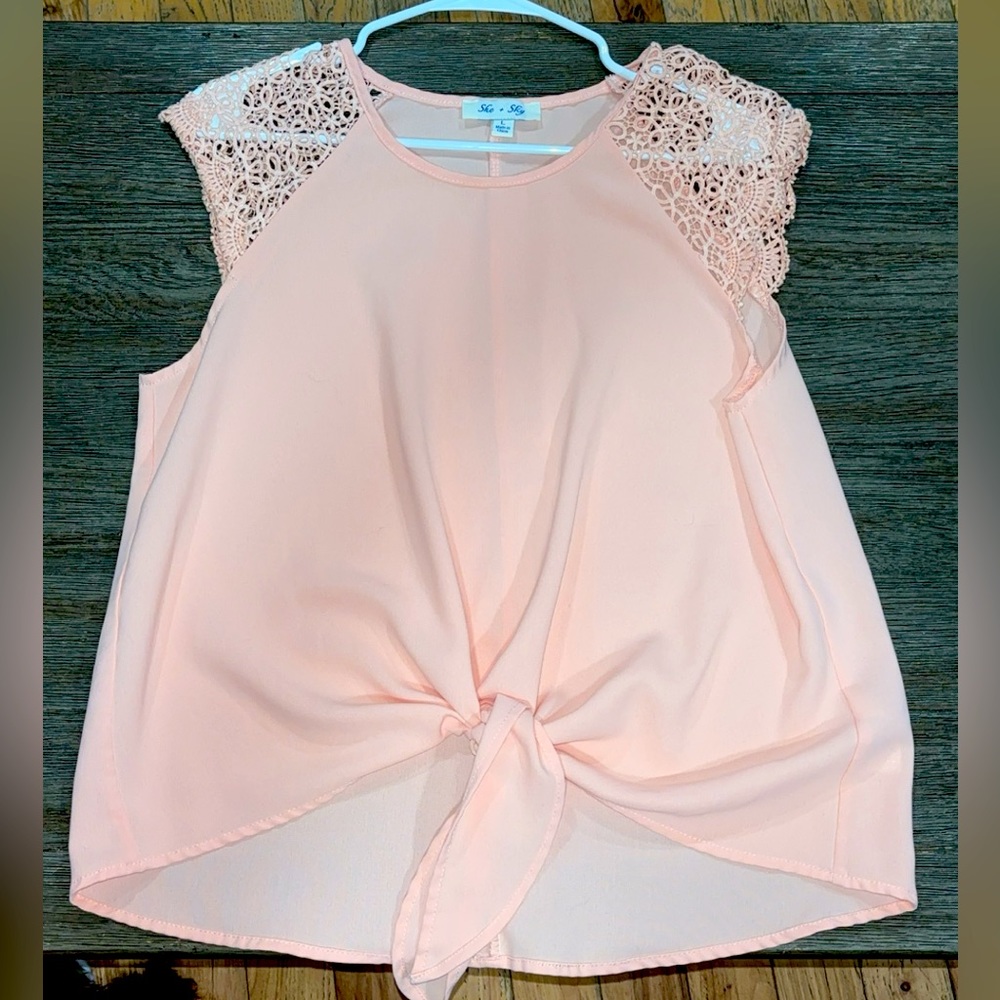 Size Large / 🍑 color blouse / EUC / Brand: She + Sky